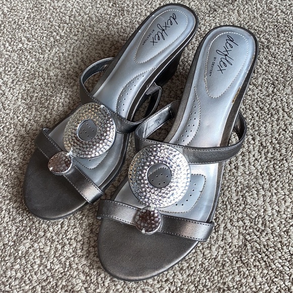 Grey/Silver sandal with heel - Picture 2 of 3